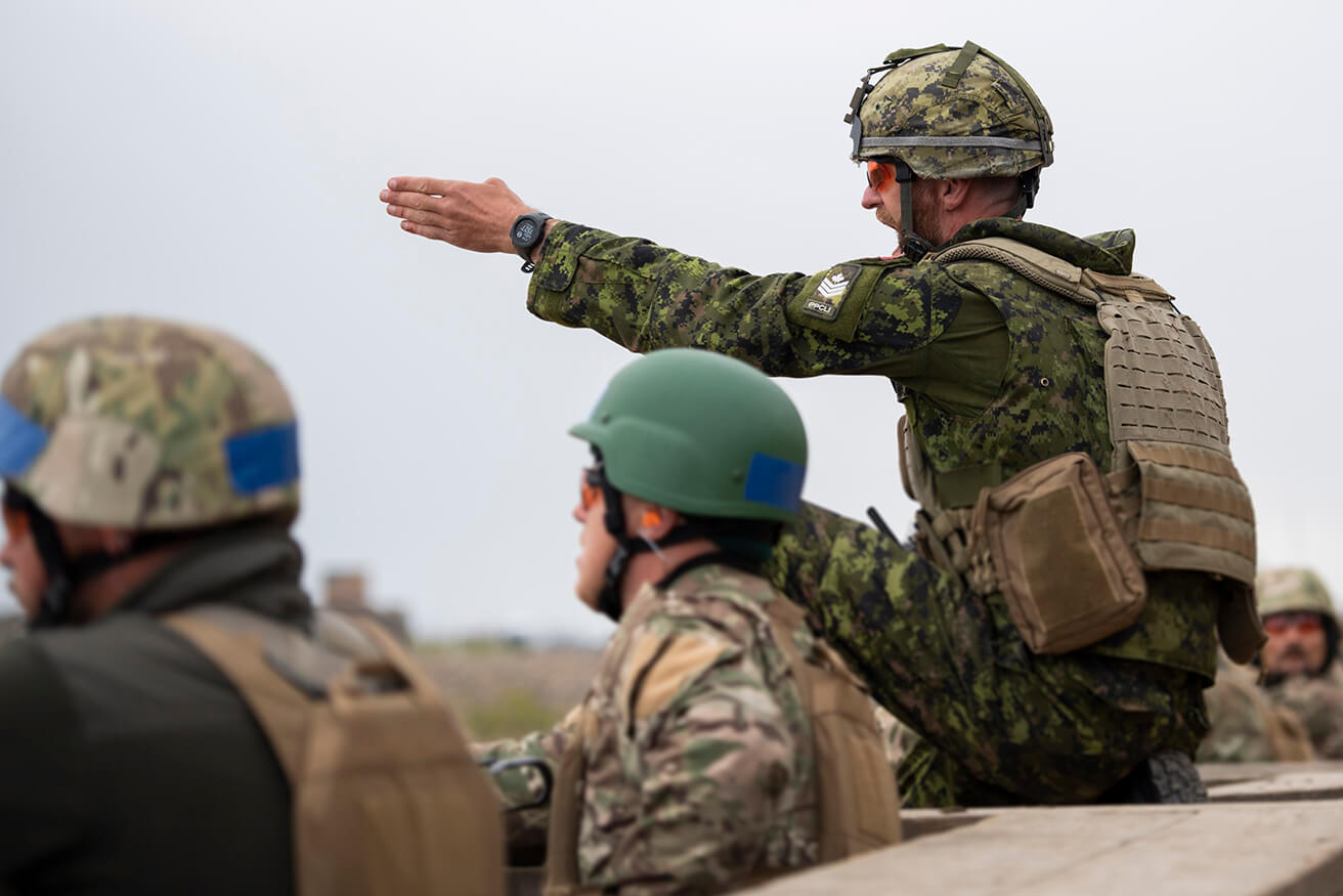 Soldiers from 3rd Battalion, Princess Patricia's Canadian Light Infantry instruct and mentor Ukrainian Armed Forces members during live fire ranges during Operation UNIFIER in the United Kingdom on 26 September 2022. Photo: Corporal Eric Greico, Canadian Armed Forces Photo‍